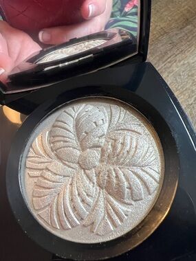 CHANEL  Compact Highlighter with Brush and Velvet Pouch